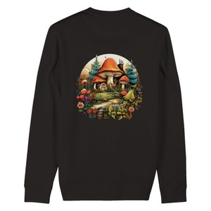 Puede incluir: Una sudadera negra con una ilustración colorida de setas y una pequeña casa en un entorno de bosque.