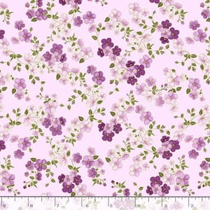 Puede incluir: Una tela con un estampado floral repetitivo. El diseño presenta racimos de flores moradas y blancas con hojas verdes sobre un fondo rosa claro. La tela se mide en centímetros.