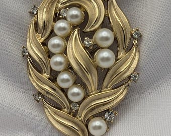 Pretty Vintage Crown Trifari Faux Pearl Textured Floral Leaf