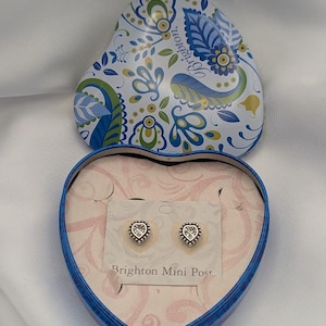 K&ouml;nnte beinhalten: Ein Set aus drei Keramik-Nistt&ouml;pfen in Blau-, Gr&uuml;n- und Wei&szlig;t&ouml;nen. Die Schalen haben ein gesprenkeltes Design und unterschiedliche Gr&ouml;&szlig;en, ideal f&uuml;r die Zubereitung oder das Servieren von Speisen.