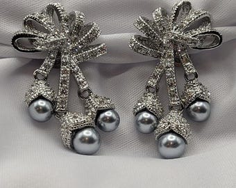 Pendientes vintage de clip con lazo de diamantes de imitación: gotas de perla plateada y elegancia nupcial