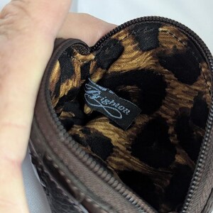 以下が含まれることがあります： 斑点のあるマット仕上げのセラミックマグカップ3個セット。マグカップはクリーム、ライトグレー、ダークグレーの色合いです。各マグカップはシンプルでミニマルなデザインです。