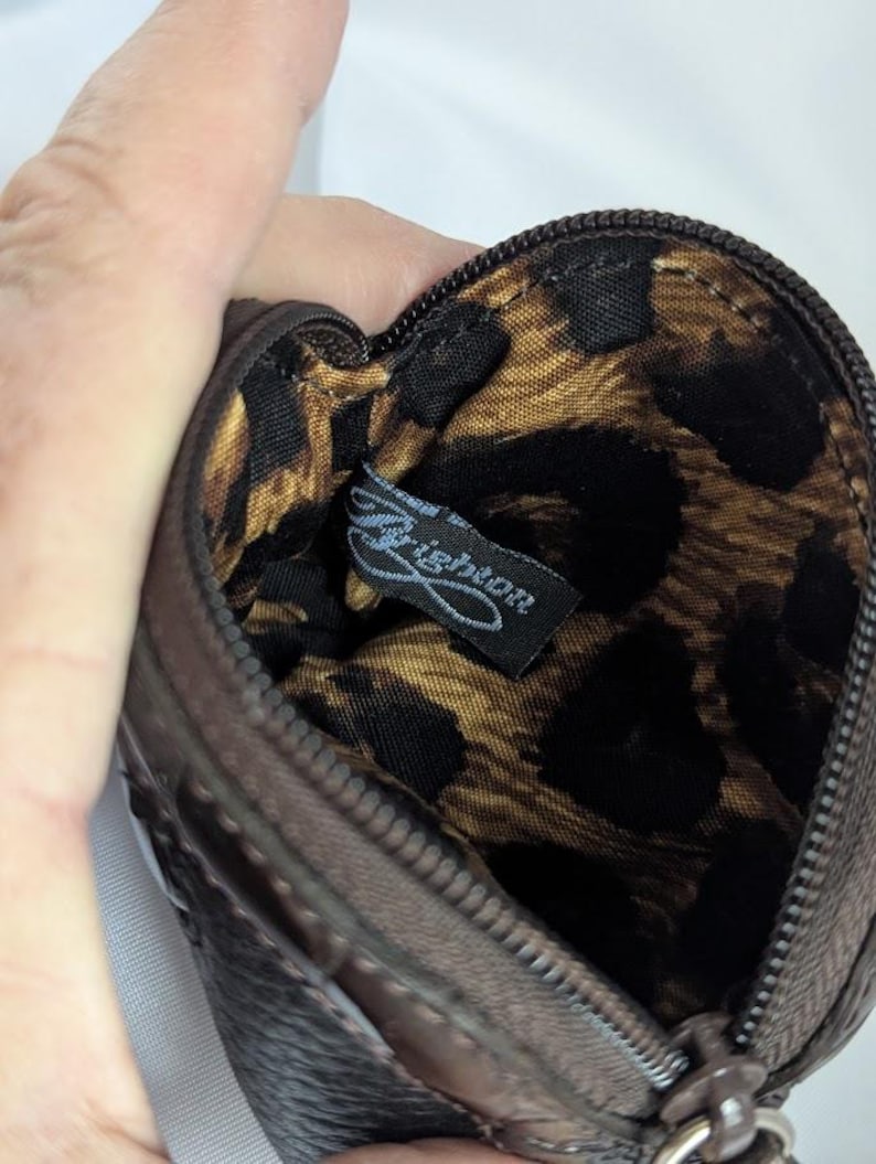 以下が含まれることがあります： 斑点のあるマット仕上げのセラミックマグカップ3個セット。マグカップはクリーム、ライトグレー、ダークグレーの色合いです。各マグカップはシンプルでミニマルなデザインです。