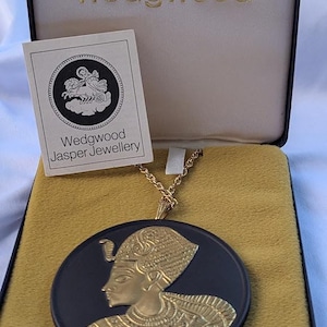 Vintage Wedgwood Black Jasperware Pendant – Egyptian Pharaoh Motif in Gold – Rare Jasper Jewellery with Original Box