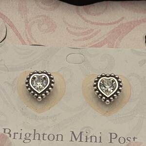 K&ouml;nnte beinhalten: Rustikales Holzschild mit dem Text "Welcome to our home" in wei&szlig;er Schrift. Das Schild hat eine Used-Optik und ein schlichtes, einladendes Design, ideal f&uuml;r eine Veranda oder einen Eingangsbereich.