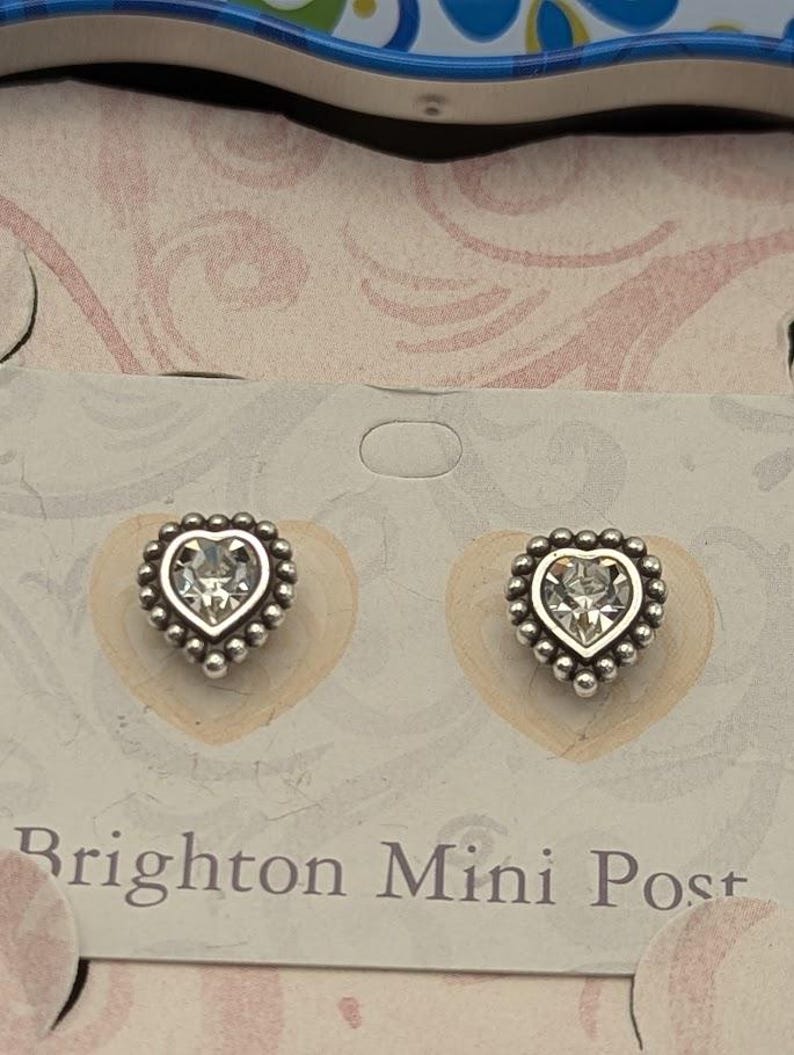 K&ouml;nnte beinhalten: Rustikales Holzschild mit dem Text "Welcome to our home" in wei&szlig;er Schrift. Das Schild hat eine Used-Optik und ein schlichtes, einladendes Design, ideal f&uuml;r eine Veranda oder einen Eingangsbereich.