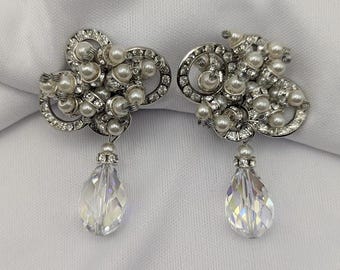 Pendientes vintage de clip con racimo de perlas y gota de cristal, detalles de diamantes de imitación, sin firmar