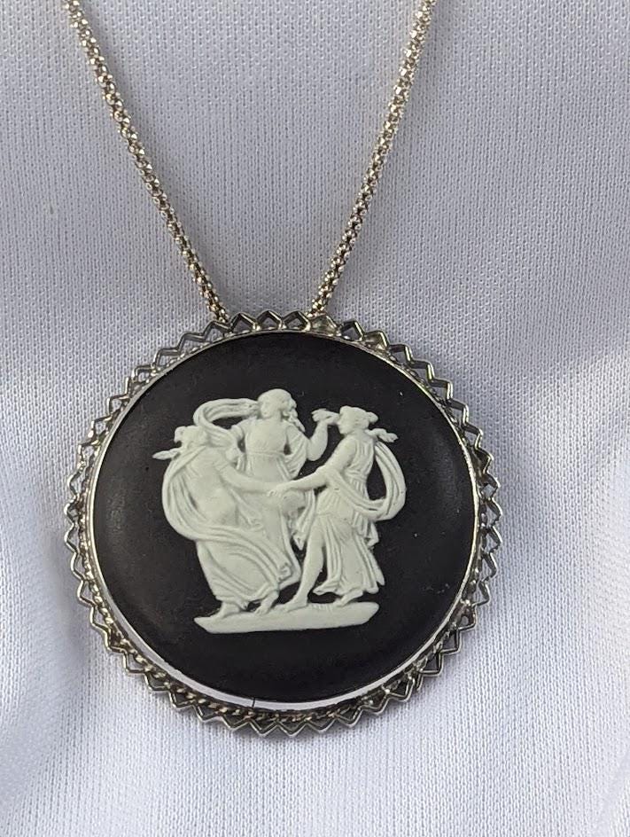 Broche Vintage Paris - Les 3 Grâces Nues, En Métal Argenté, Signée, Pièce De Collection