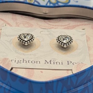 K&ouml;nnte beinhalten: Eine wei&szlig;e Keramik-Tasse mit schwarzem Henkel und dem Text "But First, Coffee" in schwarzer, fetter Schrift. Die Tasse steht auf einer wei&szlig;en Oberfl&auml;che. Die Tasse scheint 355 ml zu fassen.