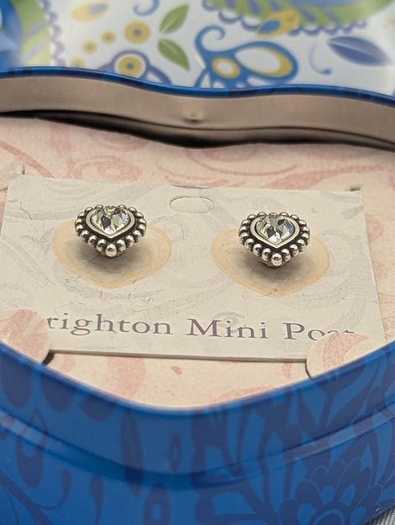 K&ouml;nnte beinhalten: Eine wei&szlig;e Keramik-Tasse mit schwarzem Henkel und dem Text "But First, Coffee" in schwarzer, fetter Schrift. Die Tasse steht auf einer wei&szlig;en Oberfl&auml;che. Die Tasse scheint 355 ml zu fassen.