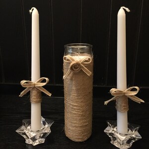 Hochzeitskerzen-Set dreiteilig rustikale / westliche Stumpenkerze ist im Glas Sackleinenbogen und Bindfadenwickel haben Sackleinenbogen und Bindfadenwickel.