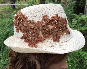 Fedora de encaje color canela con hermoso aplique de cuentas marrones