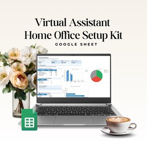Könnte beinhalten: Ein Laptop mit einem Google Sheet-Dashboard namens Virtual Assistant Home Office Setup Kit, begleitet von einem grünen Tabellensymbol, einer Glasvase mit weißen und pfirsichfarbenen Blumen und einer weißen Kaffeetasse auf einer Untertasse.