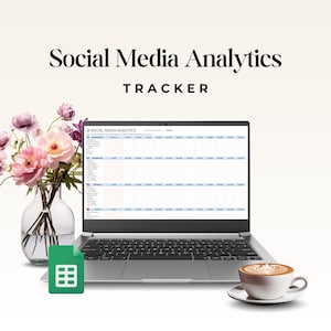Könnte beinhalten: Ein Laptop zeigt eine Tabelle mit der Bezeichnung "Social Media Analytics Tracker". Ein grünes Google Sheets-Symbol, eine Kaffeetasse und eine Vase mit Blumen sind um den Laptop herum angeordnet. Der Text "Social Media Analytics Tracker" wird oben im Bild angezeigt.