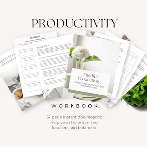 Puede incluir: Un libro de trabajo verde y blanco titulado "Mindful Productivity: A Workbook for Overcoming the Toxic Hustle". El libro de trabajo está abierto en una página titulada "Introducción" y tiene una flor blanca en un jarrón en la portada. El texto "WORKBOOK" está escrito en letras grandes y negritas debajo de la portada.