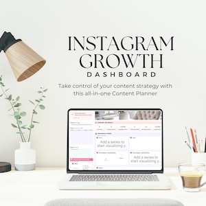 Puede incluir: Un portátil que muestra un panel de control de crecimiento de Instagram está sobre un escritorio blanco. El texto en la pantalla dice: "Toma el control de tu estrategia de contenido con este planificador de contenido todo en uno". También hay una lámpara de escritorio, un jarrón con vegetación y una taza de café.