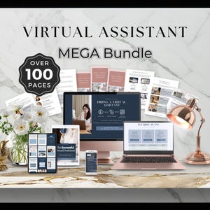 Könnte beinhalten: Ein Bundle für virtuelle Assistenten wird auf einem roségoldenen Laptop, Desktop-Computer, Tablet und Smartphone angezeigt. Der Text "VIRTUAL ASSISTANT MEGA Bundle" und "OVER 100 PAGES" ist sichtbar. Eine roségoldene Schreibtischlampe und weiße Blumen sind ebenfalls zu sehen.