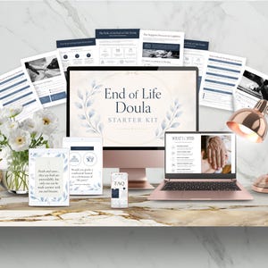 Peut inclure: Un kit de démarrage pour doula de fin de vie affiché sur un écran d'ordinateur, un ordinateur portable et deux tablettes. L'écran présente le titre et divers documents avec des accents floraux bleus. Une lampe rose gold et un vase de fleurs blanches.