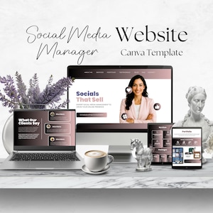 Könnte beinhalten: Eine digitale Marketing-Canva-Vorlage mit dem Text "Social Media Website Manager". Das Bild zeigt einen Laptop, einen Desktop-Monitor und ein Tablet, die Website-Designs präsentieren. Eine Tasse Kaffee, eine dekorative Pferdestatue und eine Büste sind ebenfalls vorhanden.