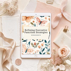 Peut inclure: Une tablette num&eacute;rique affichant un document intitul&eacute; Refining Executive Function Strategies WORKSHEETS, avec un motif de papillons et d'illustrations botaniques aux tons doux de p&ecirc;che, cr&egrave;me et bleu sarcelle.