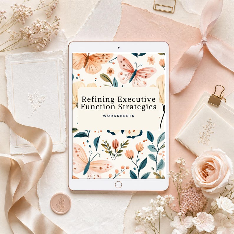 Peut inclure: Une tablette num&eacute;rique affichant un document intitul&eacute; Refining Executive Function Strategies WORKSHEETS, avec un motif de papillons et d'illustrations botaniques aux tons doux de p&ecirc;che, cr&egrave;me et bleu sarcelle.