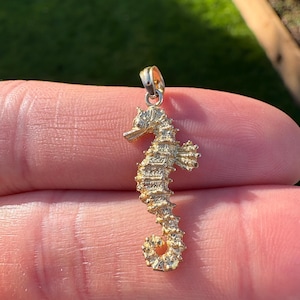 Colgante vintage con dije de caballito de mar en oro de 10 quilates. Regalos de cumpleaños y aniversario en oro macizo.