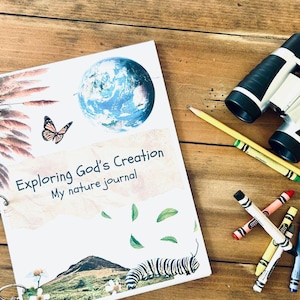 Puede incluir: Un diario blanco con un globo terráqueo azul y verde, una mariposa y una oruga en la portada. El texto en la portada dice "Exploring God's Creation My nature journal".