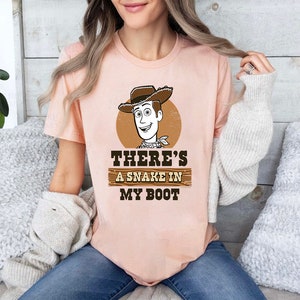 Pixar Toy Story Woody There&#39;s A Snake In My Boot T-Shirt, Toy Story Shirt, Komfortfarbe, BTW Magic Kingdom, Disneyland Reise Familienurlaub