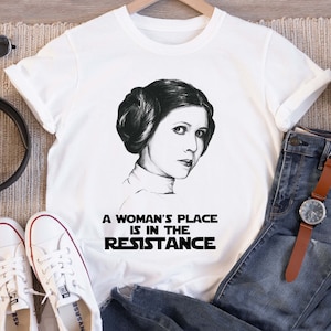 Star Wars Prinzessin Leia Der Platz einer Frau ist im Widerstand T-Shirt, feministischer Star Wars Fan, Geschenk für Frau Pro Wahl, Feminismus Shirt