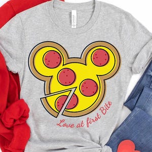Camiseta de Disney Pizza Mickey Mouse Love At First Bite, camiseta de comida de Disney, color cómodo, WDW Magic Kingdom, viaje a Disneyland para vacaciones familiares