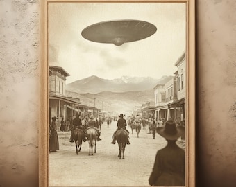 Puede incluir: Una fotografía vintage en blanco y negro de un pueblo del oeste con vaqueros a caballo que bajan por la calle. Un platillo volante flota sobre la ciudad.