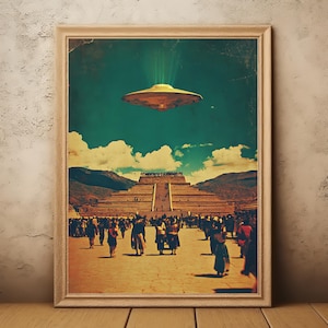 Puede incluir: Impresión enmarcada de estilo vintage que representa un OVNI dorado sobre una pirámide con una multitud de personas. El cielo es turquesa con nubes blancas, y la escena tiene una estética retro y envejecida. La impresión está en un marco de madera.