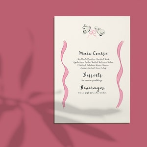 Może przedstawiać: Menu weselne z wzorem różowej wstążki i dwoma gołębiami trzymającymi różową wstążkę. Menu zawiera danie główne, desery i napoje. Danie główne obejmuje grillowanego kurczaka, pieczoną wołowinę, makaron wegetariański, dodatki z pieczonego łososia, puree ziemniaczane, zielone fasolki i sałatkę Cezara z ryżem pilaw. Desery to lody i budyń. Napoje to wino, napoje bezalkoholowe i woda.