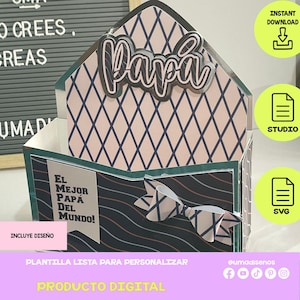 Puede incluir: Un proyecto de manualidades digital con un diseño de sobre decorativo con la palabra "Papa" en una fuente en capas. El sobre tiene un patrón de diamantes rosa y azul marino, con el texto "El Mejor Papa Del Mundo!" y un lazo. Incluye archivos SVG y Studio.
