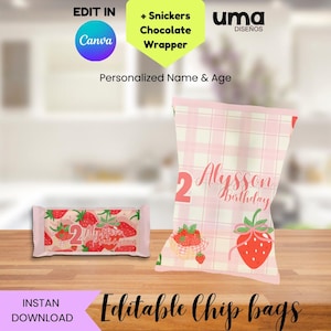 Puede incluir: Bolsas de patatas fritas a cuadros rosas y blancos y un envoltorio de chocolate Snickers con diseños de fresas. La bolsa de patatas fritas tiene el texto "Alysson Birthday" y el número "2". El texto "Editable Chip bags" también es visible.