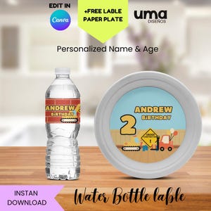 Puede incluir: Una botella de agua con una etiqueta roja y naranja que dice "ANDREW BIRTHDAY". Un plato a juego con el nombre "ANDREW" y el número "2" está al lado de la botella. El tema es la construcción.