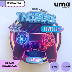 Può includere: Un cake topper di compleanno a tema videogioco. Il design presenta un controller di gioco con accenti al neon, il nome "THOMAS" e "LEVEL 13+". Sono incluse anche le parole "DIGITAL FILE", "INSTAN DOWNLOAD", "PLAY NOW", "SVG" e "STUDIO".