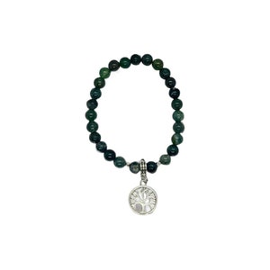 Könnte beinhalten: Ein Armband aus grünen Achatperlen mit einem silbernen Lebensbaum-Anhänger.