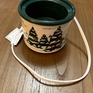 Peut inclure: Ensemble de trois tasses en céramique avec une finition mate et mouchetée. Les tasses sont de couleur crème, gris clair et gris foncé. Chaque tasse a un design simple et minimaliste avec une anse arrondie.