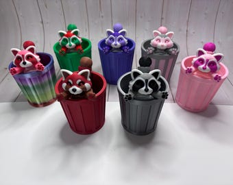 缶を持った愛らしいアライグマ。ポーズをとらせることができるアライグマ。カラーバリエーションも豊富。
