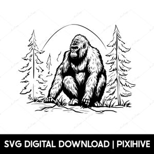 Op de afbeelding: Zwart-wit illustratie van een gorilla die in een bos zit. De gorilla is afgebeeld met gedetailleerde vacht en gelaatstrekken. Twee dennenbomen omlijsten de gorilla, met een gebogen lijn erboven. De tekst "SVG DIGITAL DOWNLOAD | PIXIHIVE" staat onderaan.