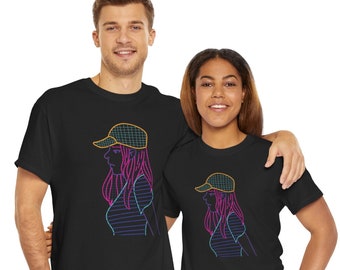 Camiseta con estampado con silueta de mujer de neón con gorra, camiseta de mujer neón con gráfico luminoso de manga corta