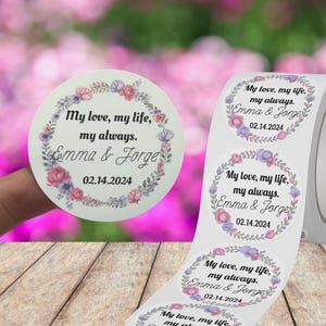 Aangepaste trouwlabels op rol – gepersonaliseerde ronde stickers met namen en datum – bloemen liefdescitaat stickers voor gunsten, geschenken, jubilea