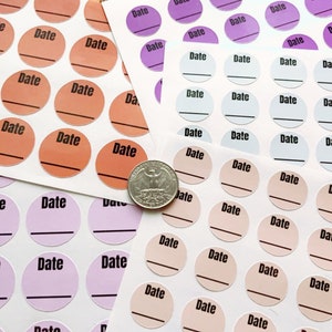 Etiquetas de fecha personalizadas / Etiquetas impermeables / Etiquetas aptas para lavavajillas / Etiquetas extraíbles / Pegatinas redondas de 1 pulgada / Elija su color / Niños