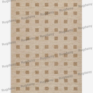 以下が含まれることがあります： 小さな濃い茶色の正方形の繰り返し模様が特徴の長方形のベージュ色のラグ。 ラグは質感があり、さまざまなインテリア空間に適しています。 ブランド名「Rugdaisy」が端に印刷されています。
