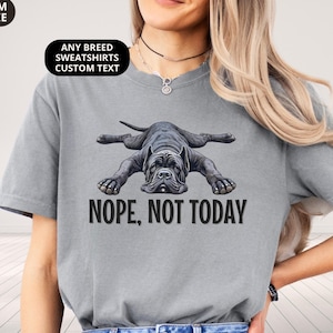 Könnte beinhalten: Graues Unisex-T-Shirt mit einem schwarzen Neapolitaner Mastiff-Hund-Motiv. Der Hund liegt mit dem Text "Nope, Not Today" darunter. Das Shirt hat auch den Text "Premium Unisex Tee" und "Any Breed Sweatshirts Custom Text".