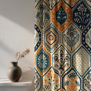 Könnte beinhalten: Gemusterter Vorhang mit beigem Hintergrund und geometrischen Designs in Marineblau und Orange. Der Vorhang zeigt florale und abstrakte Formen in sechseckigen und anderen geometrischen Formen. Eine Keramikvase mit getrockneten Blumen steht auf einem weißen Regal.