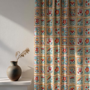 Cortina de tela con estampado floral de arte popular, panel de ventana estilo bohemio en rojo y verde azulado, cortina de estilo cottagecore vintage para dormitorio o sala de estar.
