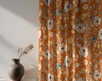 Cortina floral naranja con estampado botánico vintage.