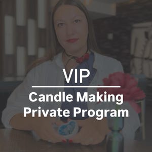 Könnte beinhalten: Das Bild zeigt den Text "VIP Candle Making Private Program". Eine Frau sitzt an einem Tisch mit dunkler Holzoberfläche. Eine dunkelgrüne Glasflasche und eine rosa Blume stehen auf dem Tisch. Die Frau trägt eine weiße Jacke.